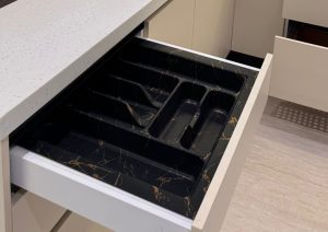 تنفيذ مطبخ بتصميم مودرن - أوف وايت -3