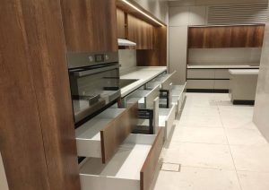 تنفيذ مطبخ بتصميم مودرن جريج وخشبي-1