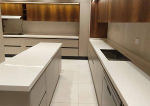 تنفيذ مطبخ بتصميم مودرن جريج وخشبي -10