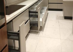 تنفيذ مطبخ بتصميم مودرن جريج وخشبي -11