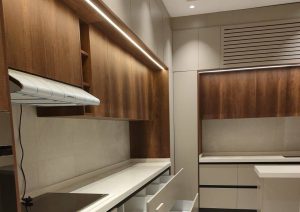 تنفيذ مطبخ بتصميم مودرن جريج وخشبي -12