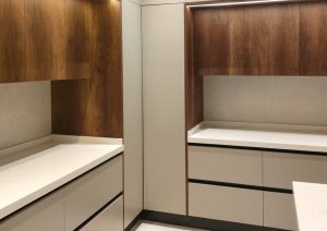 تنفيذ مطبخ بتصميم مودرن جريج وخشبي -13