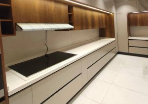 تنفيذ مطبخ بتصميم مودرن جريج وخشبي -2