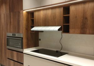 تنفيذ مطبخ بتصميم مودرن جريج وخشبي -3