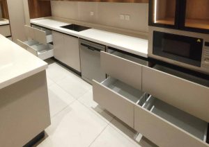 تنفيذ مطبخ بتصميم مودرن جريج وخشبي -4