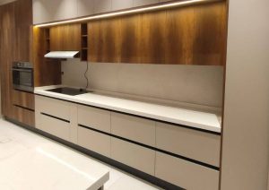 تنفيذ مطبخ بتصميم مودرن جريج وخشبي -5