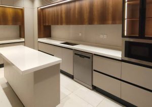 تنفيذ مطبخ بتصميم مودرن جريج وخشبي -6