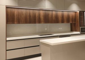 تنفيذ مطبخ بتصميم مودرن جريج وخشبي -7