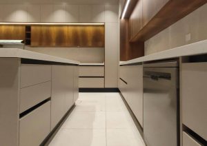 تنفيذ مطبخ بتصميم مودرن جريج وخشبي -8