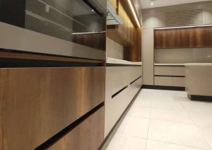 تنفيذ مطبخ بتصميم مودرن جريج وخشبي -9