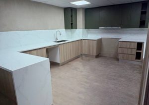 تنفيذ مطبخ بتصميم مودرن - زيتوني-خشبي -1