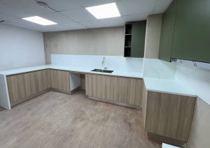 تنفيذ مطبخ بتصميم مودرن - زيتوني-خشبي -2