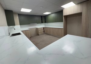 تنفيذ مطبخ بتصميم مودرن - زيتوني-خشبي -3