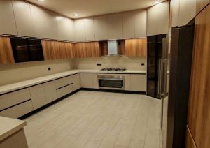 تنفيذ مطبخ بتصميم مودرن مدمج مع ركن تخزين زاوية (1)