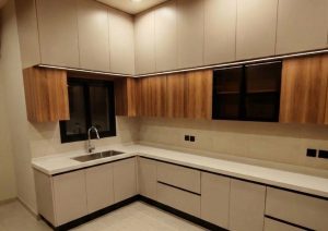 تنفيذ مطبخ بتصميم مودرن مدمج مع ركن تخزين زاوية (2)