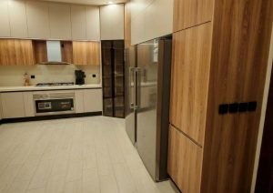 تنفيذ مطبخ بتصميم مودرن مدمج مع ركن تخزين زاوية (3)