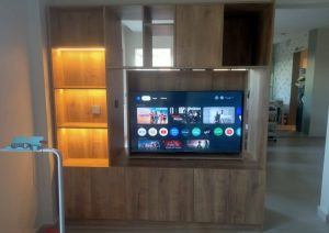 تنفيذ وحدة تلفزيون دوّارة بتصميم حديث -1