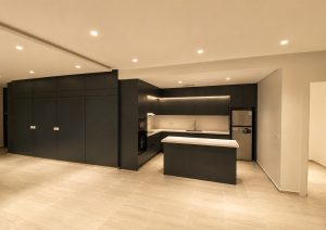 مطبخ مودرن في الرياض من تنفيذ شركة أوكتاجون للأثاث في حي قرطبة، تصميم وتنفيذ مطابخ حسب الطلب.
