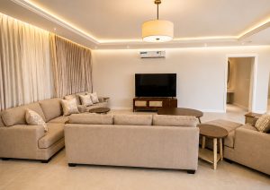 تصميم داخلي لريسيبشن شاليه بتنفيذ أوكتاجون للأثاث في المجمعة، يتميز بتنسيق عصري وأثاث مريح.