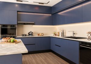 مطبخ عصري بتصميم نيوكلاسيك باللون الأزرق الداكن من تصميم أوكتاجون للأثاث، تم تركيبه في حي قرطبه بالرياض