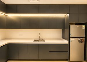 مطبخ مودرن في الرياض من تنفيذ شركة أوكتاجون للأثاث في حي قرطبة، تصميم وتنفيذ مطابخ حسب الطلب.