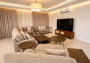تصميم داخلي لريسيبشن شاليه بتنفيذ أوكتاجون للأثاث في المجمعة، يتميز بتنسيق عصري وأثاث مريح.