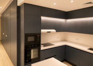 مطبخ مودرن في الرياض من تنفيذ شركة أوكتاجون للأثاث في حي قرطبة، تصميم وتنفيذ مطابخ حسب الطلب.