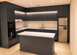 مطبخ مودرن في الرياض من تنفيذ شركة أوكتاجون للأثاث في حي قرطبة، تصميم وتنفيذ مطابخ حسب الطلب.