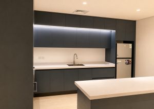 مطبخ مودرن في الرياض من تنفيذ شركة أوكتاجون للأثاث في حي قرطبة، تصميم وتنفيذ مطابخ حسب الطلب.