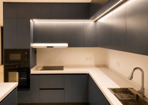 مطبخ مودرن في الرياض من تنفيذ شركة أوكتاجون للأثاث في حي قرطبة، تصميم وتنفيذ مطابخ حسب الطلب.