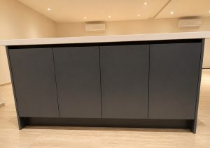 مطبخ مودرن في الرياض من تنفيذ شركة أوكتاجون للأثاث في حي قرطبة، تصميم وتنفيذ مطابخ حسب الطلب.