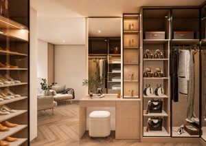 تصميم غرفة ملابس فاخرة مودرن مع خزانة ملابس بأبواب زجاجية، وخزانات مخصصة للأحذية والشنط، ووحدة تسريحة مكياج مع إضاءة ليد.