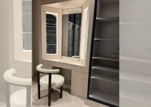 تنفيذ وحدة مكياج مودرن مع تسريحة فاخرة ومقعد أنيق ضمن تصميم غرفة ملابس بالرياض